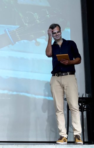 Sebastián Saam ritira il premio Miglior Produzione nella sezione Contemporanea per "El arte de perder"